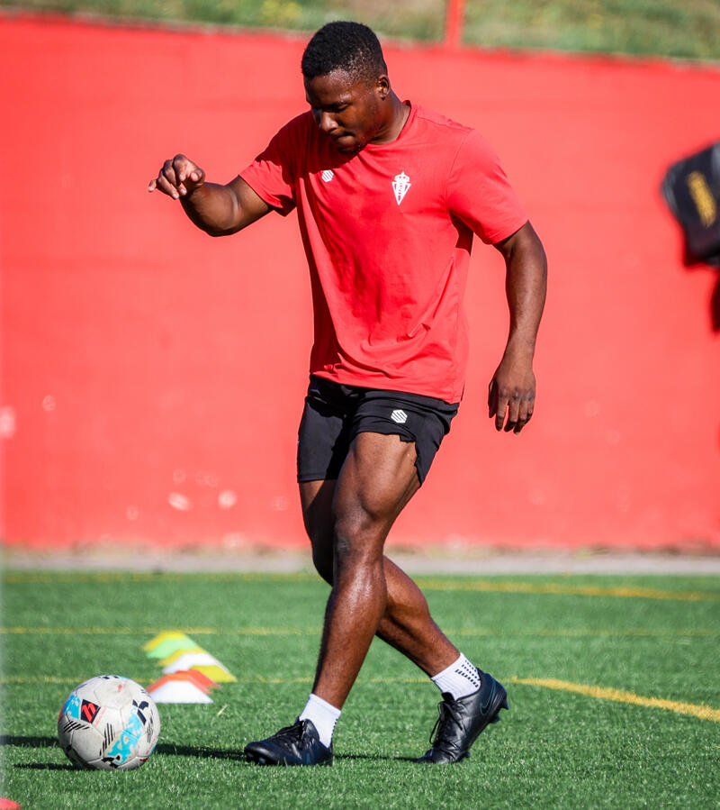 Aqua Agency player at training